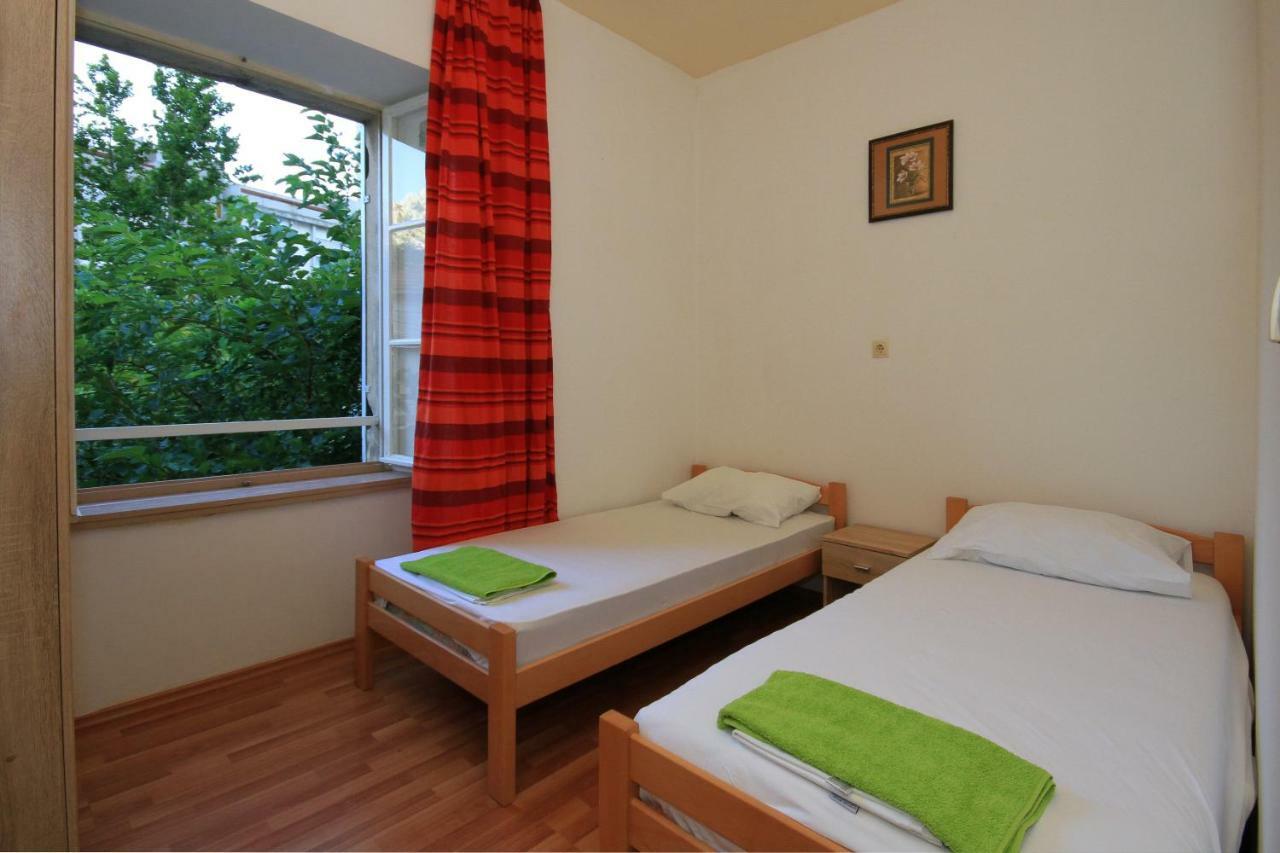 Big And Spacious Apartment In The Heart Of 오미스 외부 사진