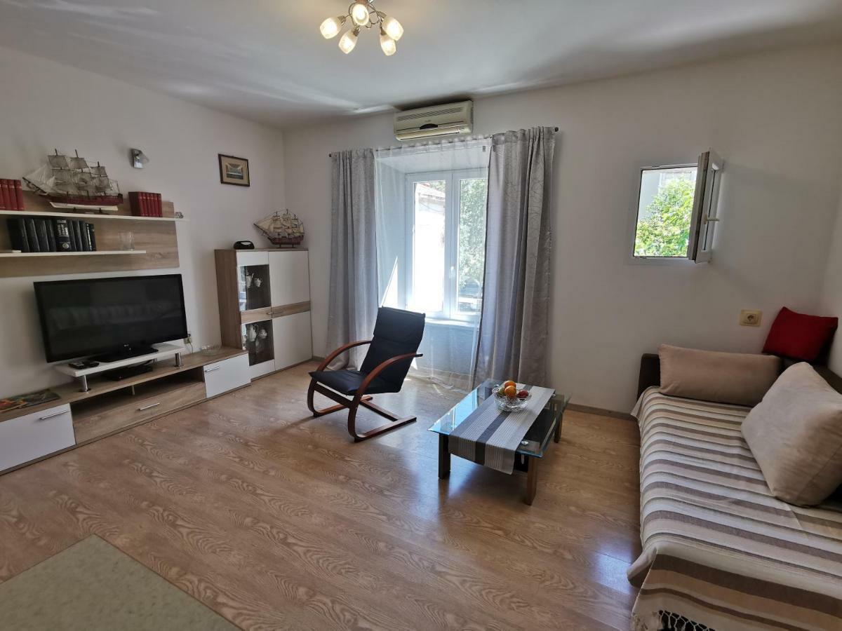 Big And Spacious Apartment In The Heart Of 오미스 외부 사진