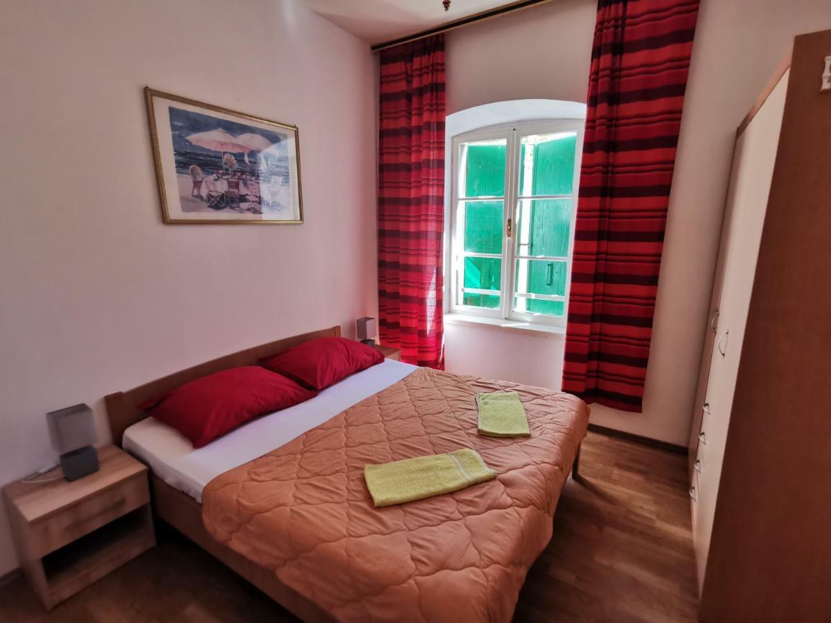 Big And Spacious Apartment In The Heart Of 오미스 외부 사진