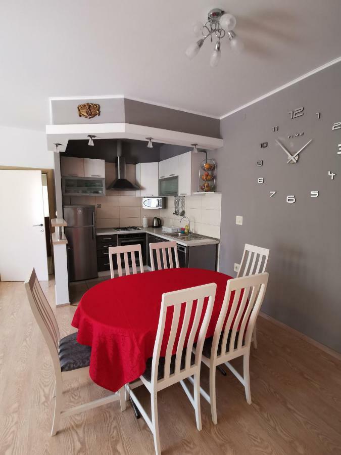 Big And Spacious Apartment In The Heart Of 오미스 외부 사진