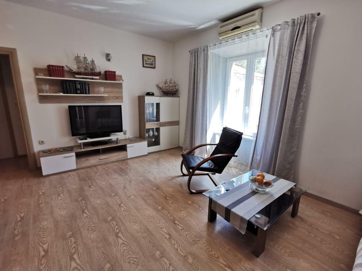 Big And Spacious Apartment In The Heart Of 오미스 외부 사진