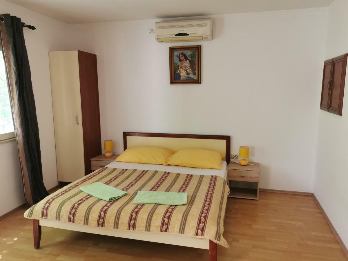 Big And Spacious Apartment In The Heart Of 오미스 외부 사진